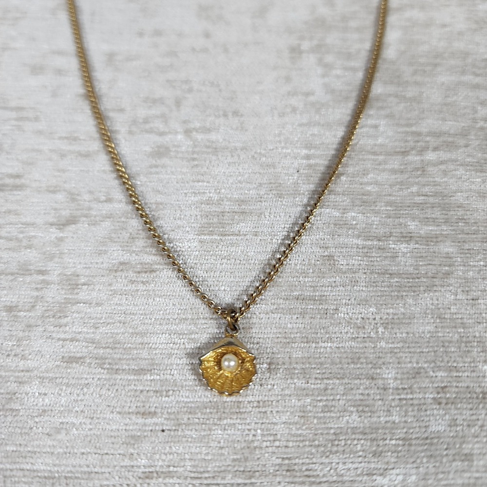 Vintage gold tone sea shell and pearl pendant necklace 18"